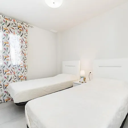 Milan Apartament Campoamor